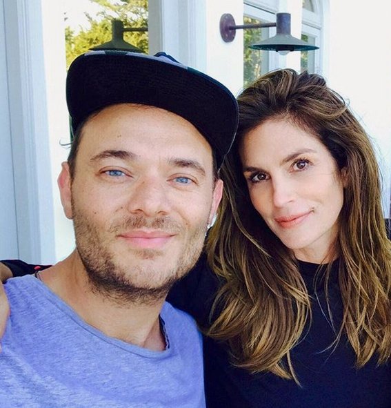 Ο Δημήτρης Γιαννέτος αγκαλιά με το πιο hot μοντέλο του πλανήτη, την Μπέλα Χαντίντ [εικόνα] | iefimerida.gr 1