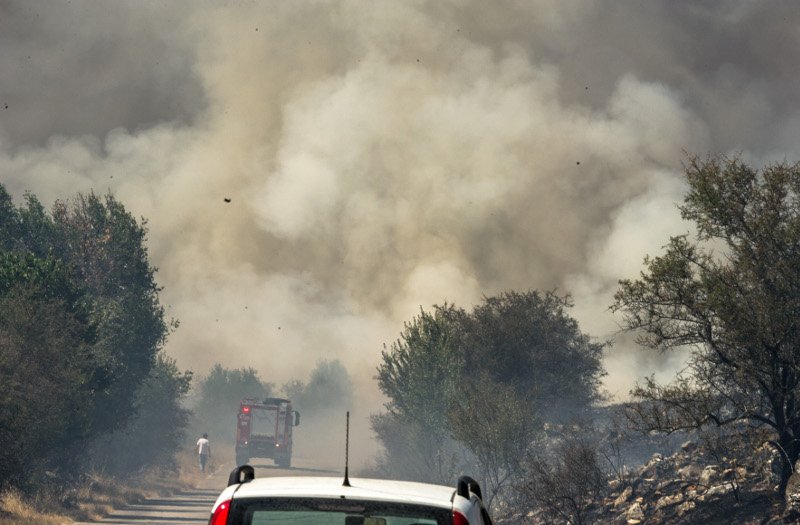 Γιάννενα: Ανεξέλεγκτη η πυρκαγιά κοντά στον οικισμό του Ασβεστοχωρίου- Πλησίασε σπίτια [εικόνες&βίντεο] | iefimerida.gr 3