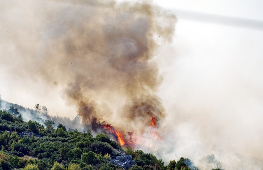 Γιάννενα: Ανεξέλεγκτη η πυρκαγιά κοντά στον οικισμό του Ασβεστοχωρίου- Πλησίασε σπίτια [εικόνες&βίντεο] | iefimerida.gr 1