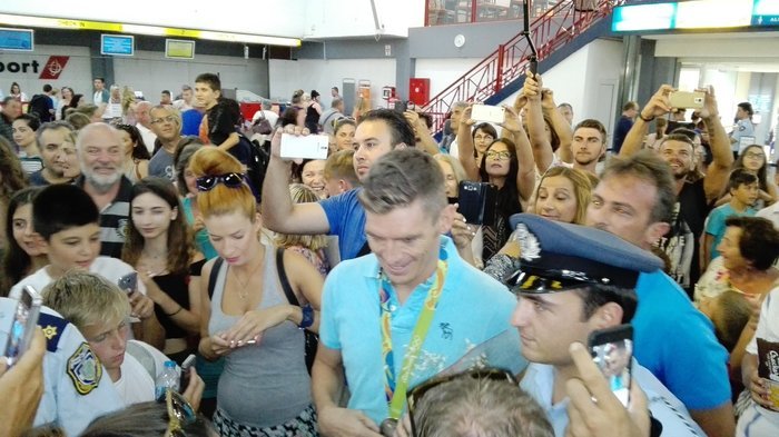 Γκρέμισαν τα τείχη στην Κέρκυρα για τον Γιαννιώτη -Θερμή υποδοχή στον Ολυμπιονίκη [εικόνες & βίντεο] | iefimerida.gr 0