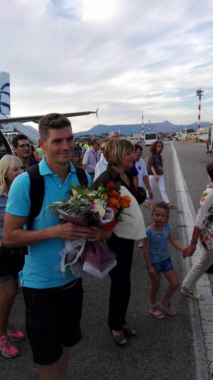 Γκρέμισαν τα τείχη στην Κέρκυρα για τον Γιαννιώτη -Θερμή υποδοχή στον Ολυμπιονίκη [εικόνες & βίντεο] | iefimerida.gr 1