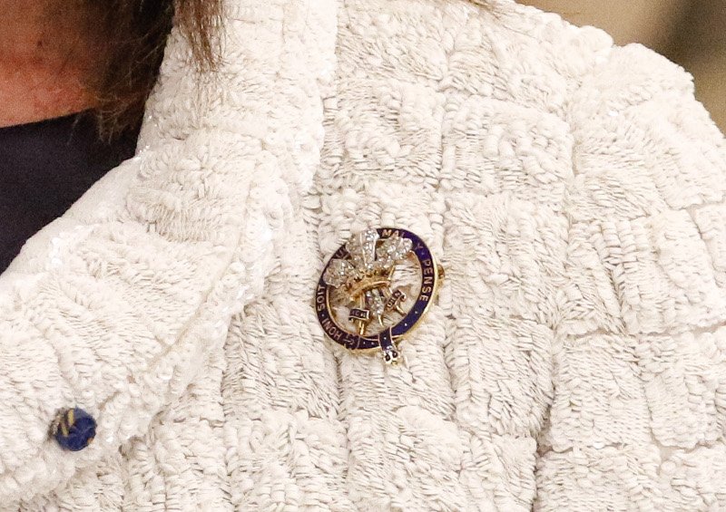 Η καρφίτσα στο πέτο της Γιάννας Αγγελοπούλου ήταν δώρo του πρίγκιπα Καρόλου -«Λίγοι τη φορούν» [εικόνες] | iefimerida.gr 1