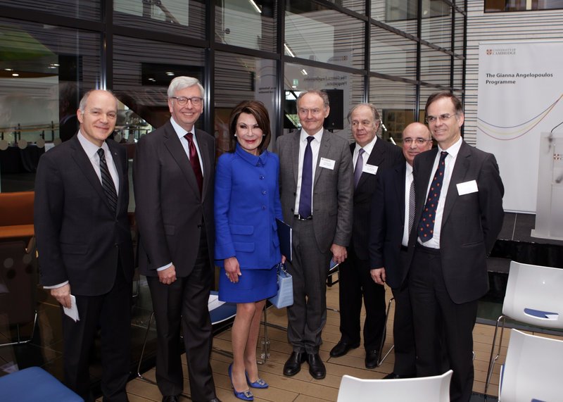 Στην ομαδική φωτογραφία από αριστερά:  Ο Δημήτρης Καραμήτσος Τζιράς, Πρέσβης της Ελλάδας στο Λονδίνο, ο Πρύτανης καθηγητής Stephen J Toope, 346ος Αντιπρόεδρος του Cambridge, ο καθηγητής Sir Mark Welland, ο Δρ. Νίκος Νικηφοράκης και ο καθηγητής Andy Parker. 