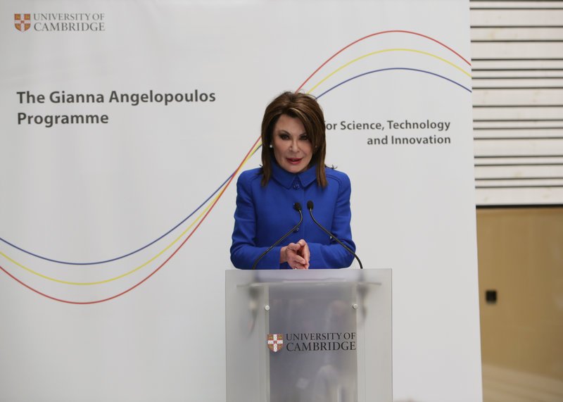 Η Γιάννα Αγγελοπούλου στο βήμα της εκδήλωσης.