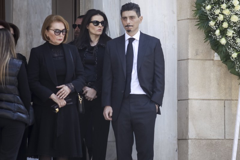 Ο Δημήτρης Γιαννακόπουλος έξω από τη Μητρόπολη, λίγο πριν από την κηδεία του θείου του