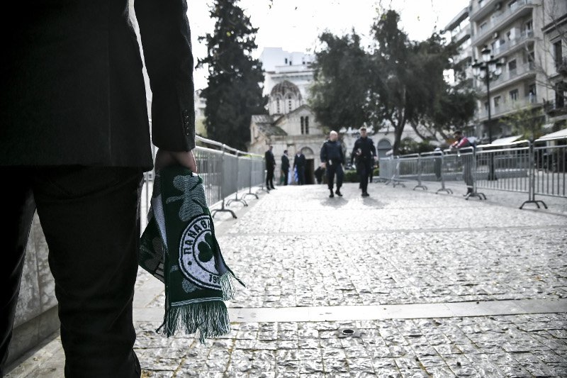 Φίλος του Παναθηναϊκού με κασκόλ στο χέρι, έξω από το παρεκκλήσι