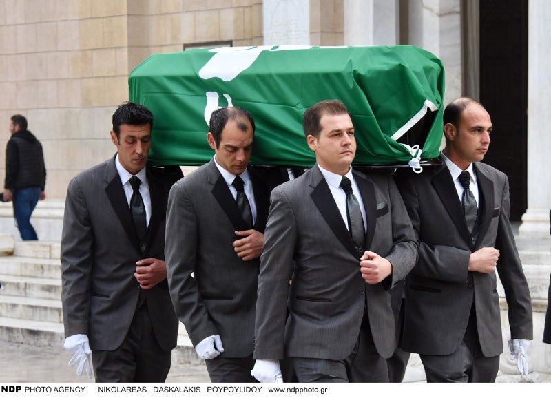 Συγκίνηση και βουβός θρήνος στο λαϊκό προσκύνημα στη σορό του Θανάση Γιαννακόπουλου [εικόνες] | iefimerida.gr 9