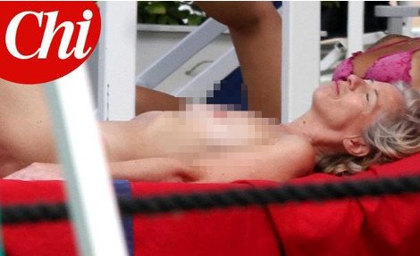 Σάλος στην Ιταλία: Η υπουργός Παιδείας κάνει ηλιοθεραπεία τόπλες [εικόνα] | iefimerida.gr 0