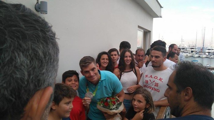 Γκρέμισαν τα τείχη στην Κέρκυρα για τον Γιαννιώτη -Θερμή υποδοχή στον Ολυμπιονίκη [εικόνες & βίντεο] | iefimerida.gr 3