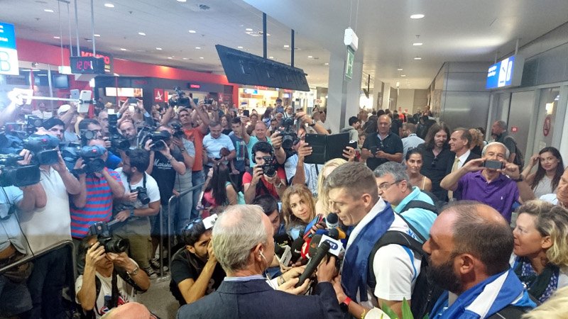 Στην Αθήνα ο Γιαννιώτης με το αργυρό: Πλήθος κόσμου τον αποθέωσε στο αεροδρόμιο -Κανείς επίσημος στην υποδοχή | iefimerida.gr 2