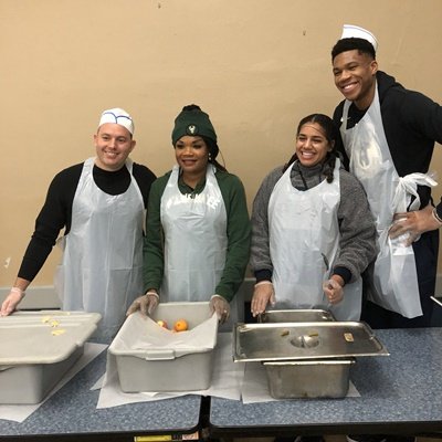 Αυτός είναι ο Γιάννης Αντετοκούνμπο: Προσέφερε χιλιάδες μερίδες φαγητού σε απόρους [βίντεο] | iefimerida.gr 1