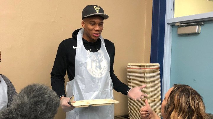 Αυτός είναι ο Γιάννης Αντετοκούνμπο: Προσέφερε χιλιάδες μερίδες φαγητού σε απόρους [βίντεο] | iefimerida.gr 0