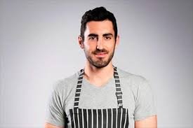 Ο γιος του αρχηγού ΓΕΕΘΑ είναι γνωστός τηλεoπτικός σέφ [εικόνες] | iefimerida.gr 1