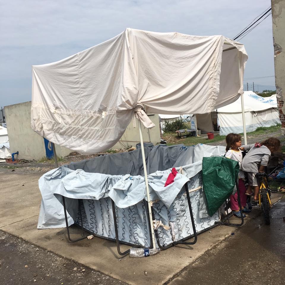 Αυτοσχέδια πισίνα έφτιαξαν οι πρόσφυγες -Στο κέντρο φιλοξενίας στα Γιαννιτσά [εικόνες] | iefimerida.gr 0