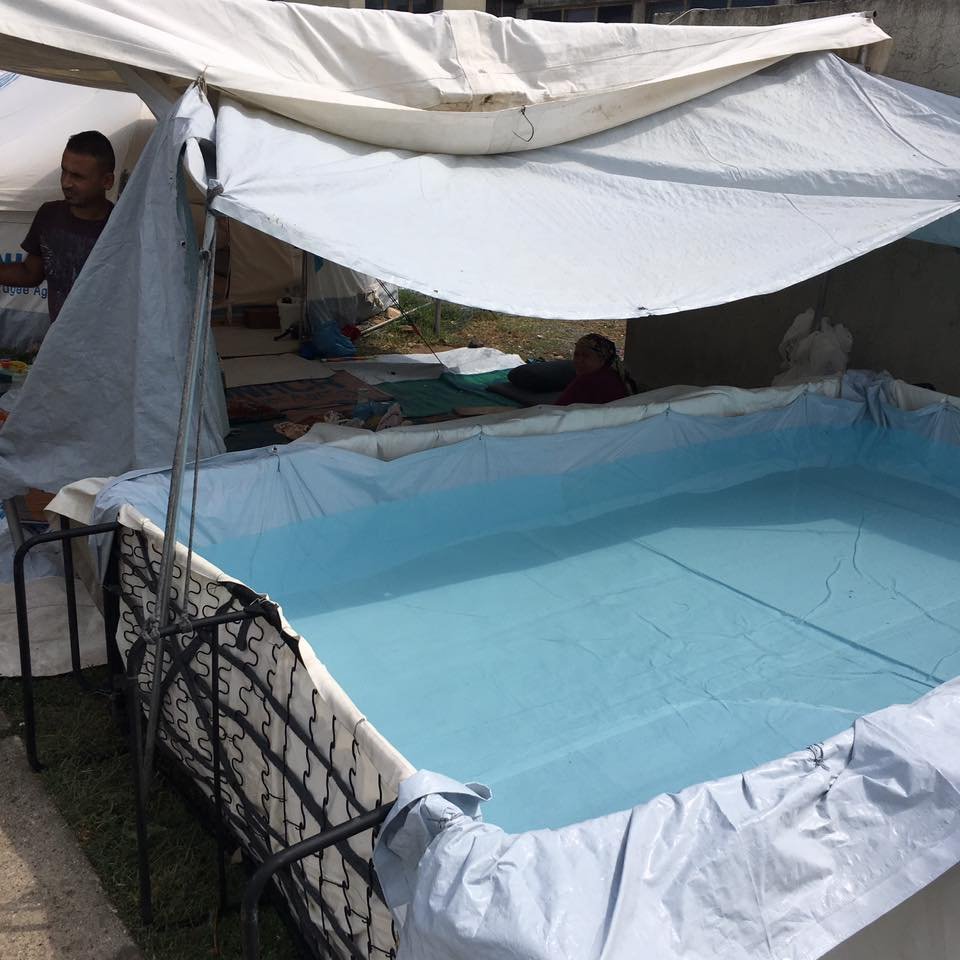 Αυτοσχέδια πισίνα έφτιαξαν οι πρόσφυγες -Στο κέντρο φιλοξενίας στα Γιαννιτσά [εικόνες] | iefimerida.gr 1