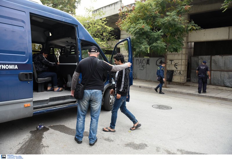 Της αστυνομικής επιχείρησης προηγήθηκαν καταγγελίες και κατόπιν εισαγγελικής παρέμβασης αποφασίστηκε η εκκένωση του κτιρίου
