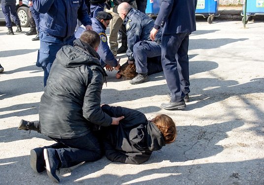 Ιωάννινα: Ενας διαδηλωτής και 7 αστυνομικοί τραυματίες από επεισόδια [βίντεο] | iefimerida.gr 2