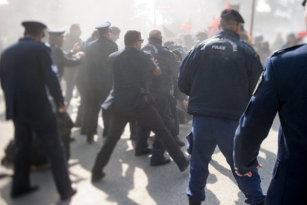 Ιωάννινα: Ενας διαδηλωτής και 7 αστυνομικοί τραυματίες από επεισόδια [βίντεο] | iefimerida.gr 1