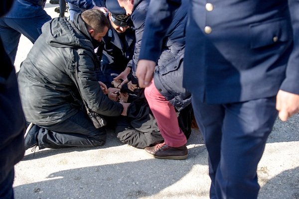 Ιωάννινα: Ενας διαδηλωτής και 7 αστυνομικοί τραυματίες από επεισόδια [βίντεο] | iefimerida.gr 3