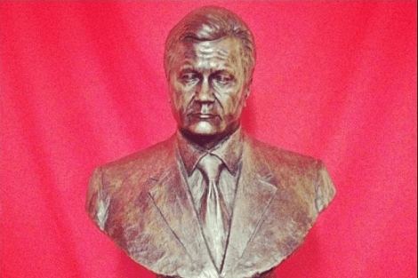 To ολόγυμνο πορτραίτο του Γιανουκόβιτς και οι άλλοι κιτς θησαυροί που έκρυβε στο σπίτι του [εικόνες] | iefimerida.gr 9