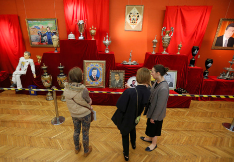 To ολόγυμνο πορτραίτο του Γιανουκόβιτς και οι άλλοι κιτς θησαυροί που έκρυβε στο σπίτι του [εικόνες] | iefimerida.gr 10