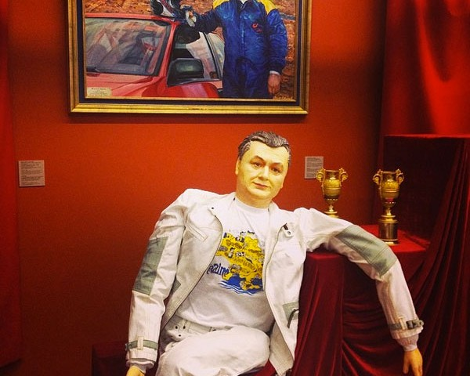 To ολόγυμνο πορτραίτο του Γιανουκόβιτς και οι άλλοι κιτς θησαυροί που έκρυβε στο σπίτι του [εικόνες] | iefimerida.gr 11