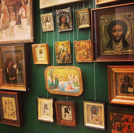 To ολόγυμνο πορτραίτο του Γιανουκόβιτς και οι άλλοι κιτς θησαυροί που έκρυβε στο σπίτι του [εικόνες] | iefimerida.gr 12