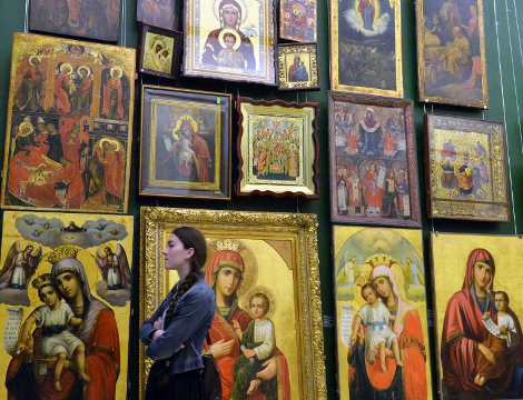 To ολόγυμνο πορτραίτο του Γιανουκόβιτς και οι άλλοι κιτς θησαυροί που έκρυβε στο σπίτι του [εικόνες] | iefimerida.gr 13