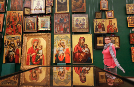 To ολόγυμνο πορτραίτο του Γιανουκόβιτς και οι άλλοι κιτς θησαυροί που έκρυβε στο σπίτι του [εικόνες] | iefimerida.gr 14