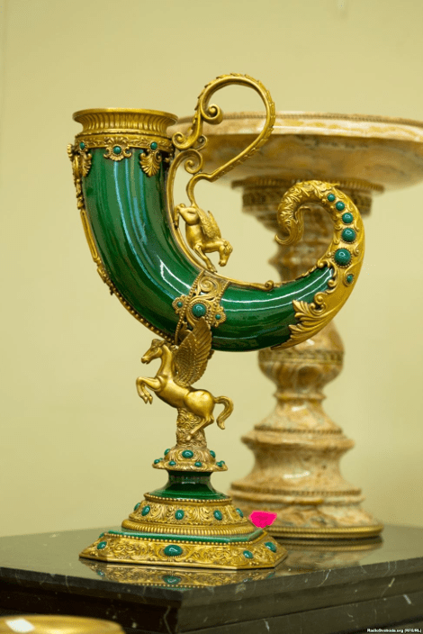 To ολόγυμνο πορτραίτο του Γιανουκόβιτς και οι άλλοι κιτς θησαυροί που έκρυβε στο σπίτι του [εικόνες] | iefimerida.gr 15