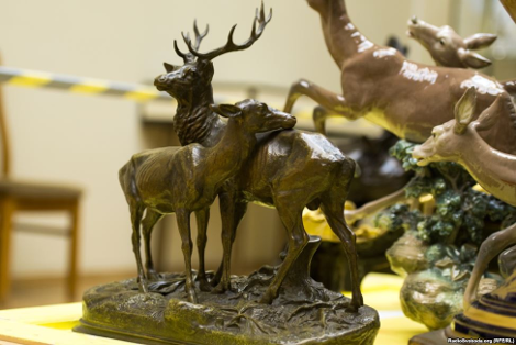 To ολόγυμνο πορτραίτο του Γιανουκόβιτς και οι άλλοι κιτς θησαυροί που έκρυβε στο σπίτι του [εικόνες] | iefimerida.gr 16