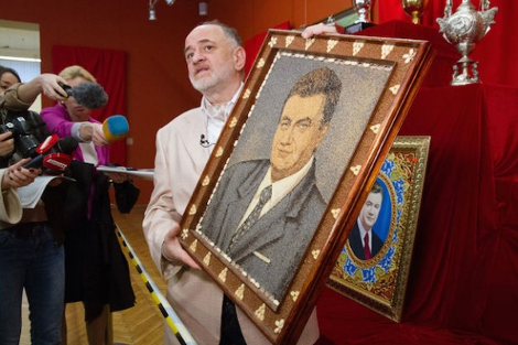 To ολόγυμνο πορτραίτο του Γιανουκόβιτς και οι άλλοι κιτς θησαυροί που έκρυβε στο σπίτι του [εικόνες] | iefimerida.gr 1