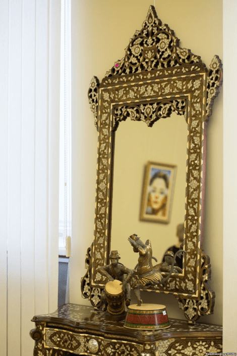 To ολόγυμνο πορτραίτο του Γιανουκόβιτς και οι άλλοι κιτς θησαυροί που έκρυβε στο σπίτι του [εικόνες] | iefimerida.gr 17