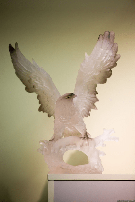 To ολόγυμνο πορτραίτο του Γιανουκόβιτς και οι άλλοι κιτς θησαυροί που έκρυβε στο σπίτι του [εικόνες] | iefimerida.gr 18