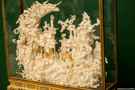 To ολόγυμνο πορτραίτο του Γιανουκόβιτς και οι άλλοι κιτς θησαυροί που έκρυβε στο σπίτι του [εικόνες] | iefimerida.gr 19