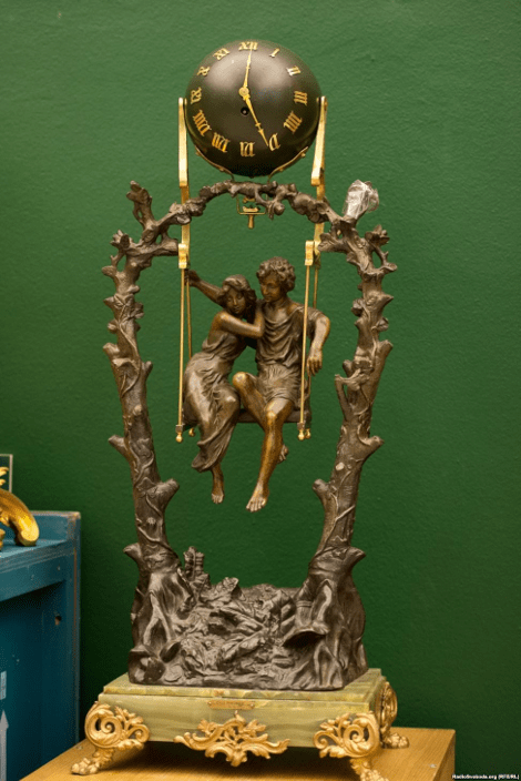 To ολόγυμνο πορτραίτο του Γιανουκόβιτς και οι άλλοι κιτς θησαυροί που έκρυβε στο σπίτι του [εικόνες] | iefimerida.gr 20