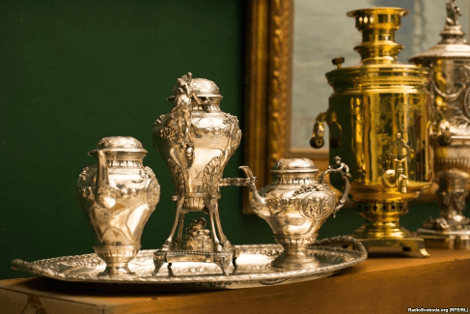 To ολόγυμνο πορτραίτο του Γιανουκόβιτς και οι άλλοι κιτς θησαυροί που έκρυβε στο σπίτι του [εικόνες] | iefimerida.gr 21