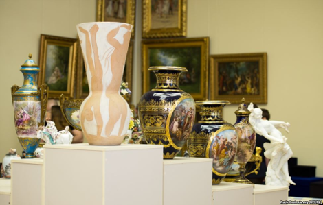 To ολόγυμνο πορτραίτο του Γιανουκόβιτς και οι άλλοι κιτς θησαυροί που έκρυβε στο σπίτι του [εικόνες] | iefimerida.gr 23