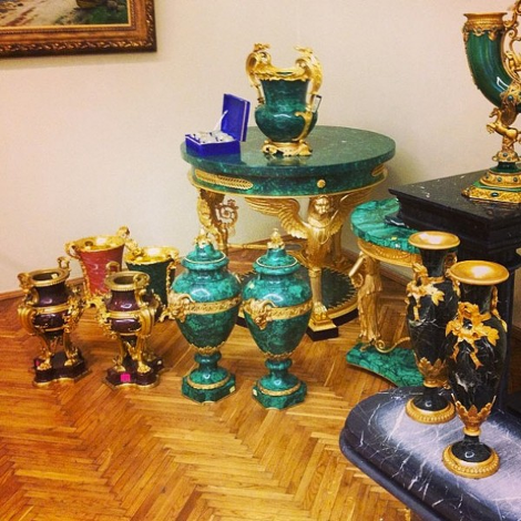 To ολόγυμνο πορτραίτο του Γιανουκόβιτς και οι άλλοι κιτς θησαυροί που έκρυβε στο σπίτι του [εικόνες] | iefimerida.gr 24