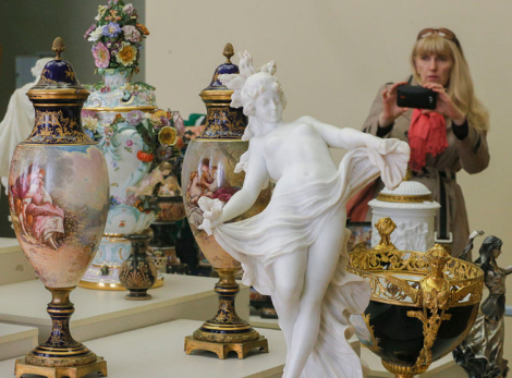 To ολόγυμνο πορτραίτο του Γιανουκόβιτς και οι άλλοι κιτς θησαυροί που έκρυβε στο σπίτι του [εικόνες] | iefimerida.gr 25