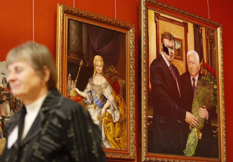 To ολόγυμνο πορτραίτο του Γιανουκόβιτς και οι άλλοι κιτς θησαυροί που έκρυβε στο σπίτι του [εικόνες] | iefimerida.gr 4