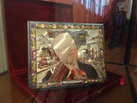 To ολόγυμνο πορτραίτο του Γιανουκόβιτς και οι άλλοι κιτς θησαυροί που έκρυβε στο σπίτι του [εικόνες] | iefimerida.gr 5