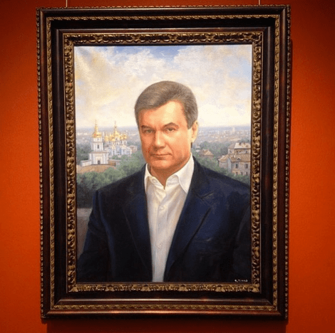 To ολόγυμνο πορτραίτο του Γιανουκόβιτς και οι άλλοι κιτς θησαυροί που έκρυβε στο σπίτι του [εικόνες] | iefimerida.gr 6