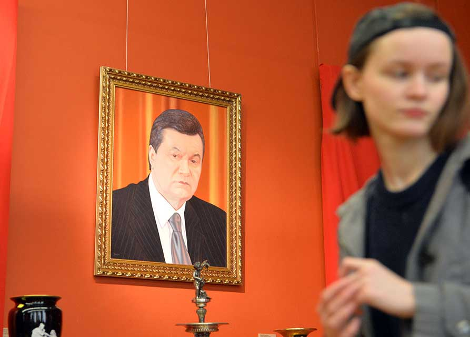 To ολόγυμνο πορτραίτο του Γιανουκόβιτς και οι άλλοι κιτς θησαυροί που έκρυβε στο σπίτι του [εικόνες] | iefimerida.gr 7