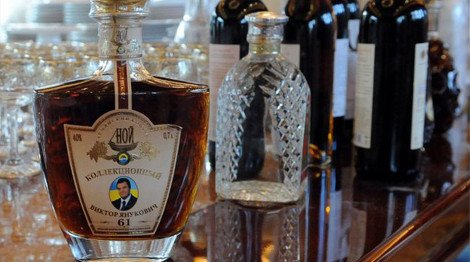 Ο νάρκισσος Γιανουκόβιτς είχε βάλει τη φωτογραφία του ακόμα και στο μπράντι που έπινε [εικόνα] | iefimerida.gr 0