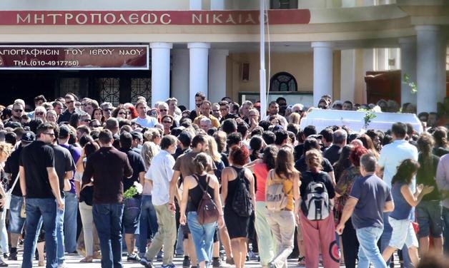 Οργή και θρήνος στην κηδεία του 34χρονου ράπερ [εικόνες] | iefimerida.gr 2