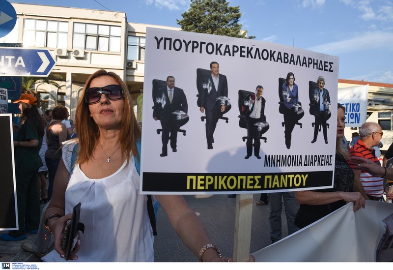 Πρεμιέρα κινητοποιήσεων στη ΔΕΘ: Ξεκίνησαν τις πορείες γιατροί και νοσηλευτές [εικόνες] | iefimerida.gr 5