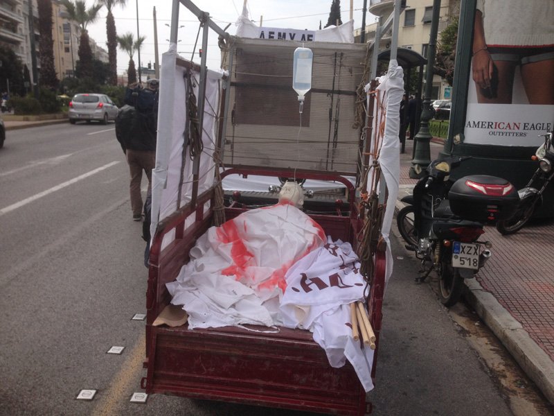 Με πανό κατά Τσίπρα-Καμμένου και με ασθενή σε καρότσα η διαμαρτυρία των γιατρών [εικόνες] | iefimerida.gr 2