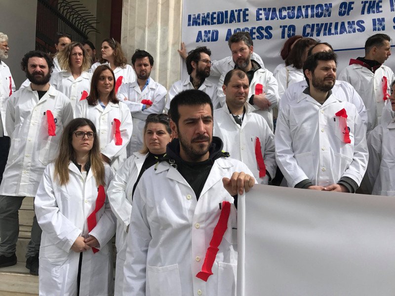 Οι Γιατροί του Κόσμου με ματωμένες μπλούζες- Συμβολική διαμαρτυρία για τους άμαχους της Συρίας [εικόνες] | iefimerida.gr 0