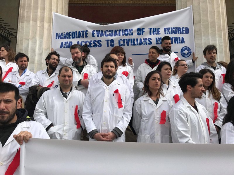 Οι Γιατροί του Κόσμου με ματωμένες μπλούζες- Συμβολική διαμαρτυρία για τους άμαχους της Συρίας [εικόνες] | iefimerida.gr 1